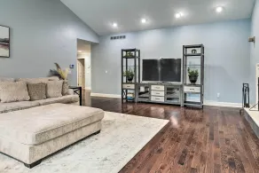 Spacious Rochester Home w/ Heated Pool & Hot Tub! - Interiör