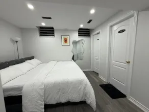 Cozy Private Two-Level Suite In Brampton With Separate Entrance And Living Area on Main Floor - Værelse