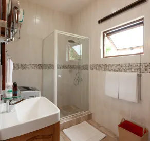 Stone Self Catering Apartment - Badrum