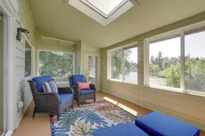 On Mckenzie River! Home w/ Scenic Sunroom - Innenbereich