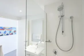 Eastwood Apartments - Bathroom