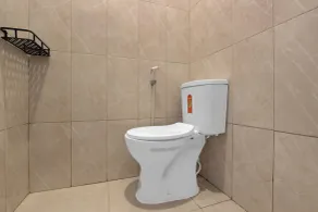 OYO 95180 Enshe Guest House Syariah - Bathroom