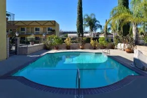 Americas Best Value Inn & Suites - Fontana - Piscine