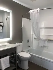 Seven Seas Inn & Suites - Bathroom