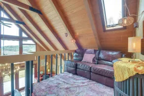 Deck, Mountain Views: Colorful Retreat in Vernon! - Interiør