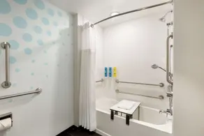 Tru by Hilton Wichita Northeast - Bathroom