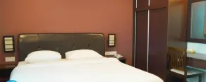 Capital O Rail Hotel - Chambre