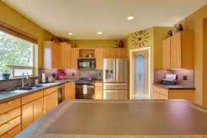 Canal-front Bend Vacation Rental w/ Hot Tub! - Eget kök