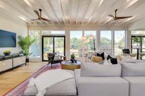 Waterfront Granbury Home w/ Electric Fireplace! - Innvendig