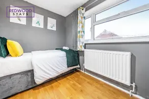 Cosy 3-Bedroom Serviced House with Free Fast WiFi and Parking for 2 Cars By Redwood Stays - Zimmer