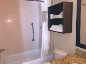 Quality Inn & Suites PE Trudeau Airport - Salle de bain