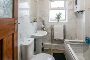 Blue Rose Cottage - Bathroom