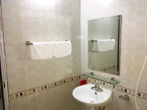 Room in House - Ha Giang Paradise Hostel & Tours - Bathroom