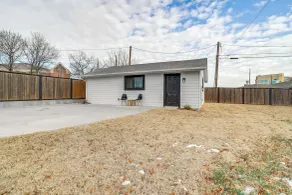 Central & Modern Studio w/ Workspace in Owasso! - Interior