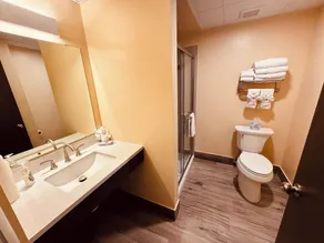 Red Rock Hotel & Suites - Bathroom