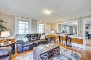 < 1 Mi to Lake: Mtn-view Cabin w/ Porch in Newport - Interiør