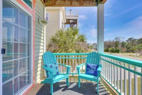 Calm Coastal Haven w/ 2 Balconies Near Beach - Intérieur