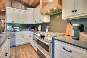 Walk to White River: Cozy Escape w/ Screened Porch - Innenbereich