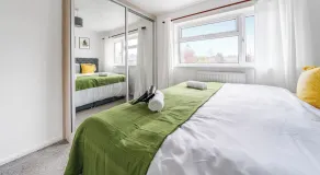 Cosy 3-Bedroom Serviced House with Free Fast WiFi and Parking for 2 Cars By Redwood Stays - Zimmer