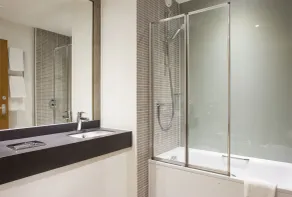 Holiday Inn Ashford Central by IHG - Bathroom