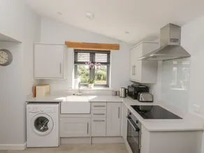 Kingfisher, 2 The Old Stables - Private kitchen