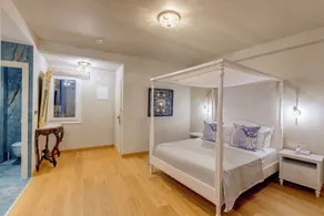 The Nestorian Syros - Chambre