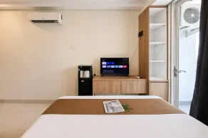 Warm Minimalist Studio At Apartment Harcosky Residence - Habitación