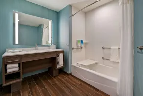 Home2 Suites by Hilton Atascadero, CA - Bathroom