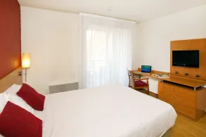 Séjours & Affaires Genève Saint Genis - Room
