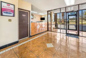 Econo Lodge Inn & Suites Macon West - Lobby