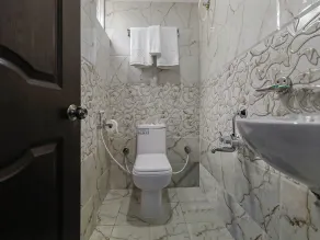 Townhouse OAK SRK White Inn Near Ragigudda Sri Prasanna Anjaneyaswamy Temple - Bathroom