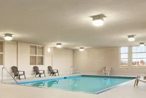 Days Inn & Suites by Wyndham Edmonton Airport - Piscine