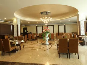 Wingston A TreeHouse Hotel, Goverdhan - Restaurant