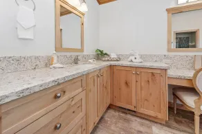 Boulder Bay Chalet Lakefront - Elegantly decorated with Hot Tub and Game Room! - Badeværelse