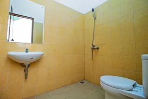 RedDoorz Syariah near Mercu Buana University - Badeværelse