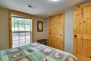 Bull Shoals Lake Home w/ Porch - Steps to Water! - Værelse