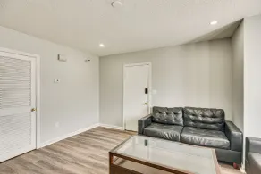 2 Mi to Waterfront: Walkable Fall River Apartment! - Interiör