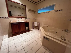 Flowerdale Estate - Bad