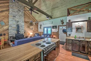 Waters Edge Retreat w/ Deck on Patoka Lake! - Innenbereich