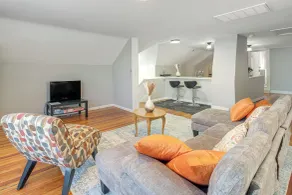 Walk to Coventry Village: Charming Top-floor Unit! - Innenbereich