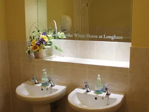 The Longham White Horse - Baño