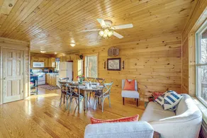 Deck & Views: Blue Ridge Mountain Cabin - Innvendig