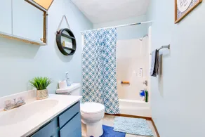 Savoy Apartment ~ 4 Mi to University of Illinois! - Bathroom