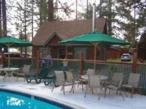 Golden Bear Cottages - Pool