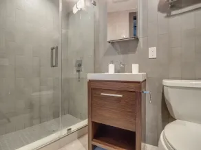 Deedee's Apartments - Lofts at Grove - Salle de bain