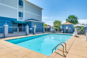 Days Inn & Suites by Wyndham Prattville-Montgomery - Piscine