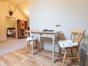 The Oak Room - Windmill Country Retreats - Camera