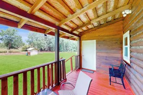 Cozy Log Cabin: Waterfront Views, Fire Pit, Wifi! - Interiør