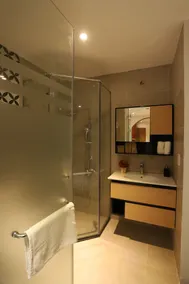 Lanura Apartments and Hotel - Bathroom