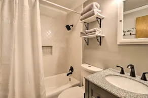 Near Skiing: Pocono Lake Cabin w/ Screened Patio - Interiör